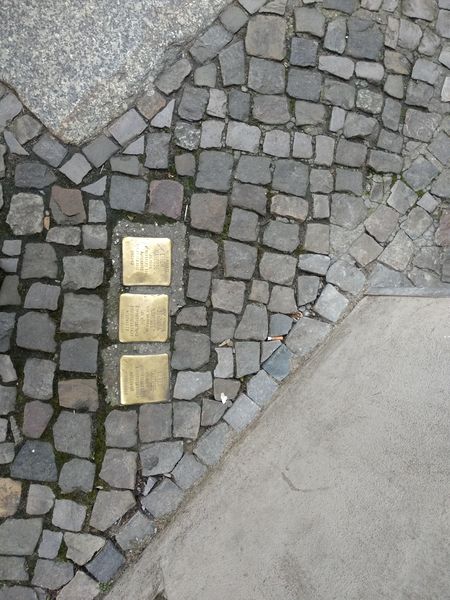Placas conmemorativas a los judíos deportados
